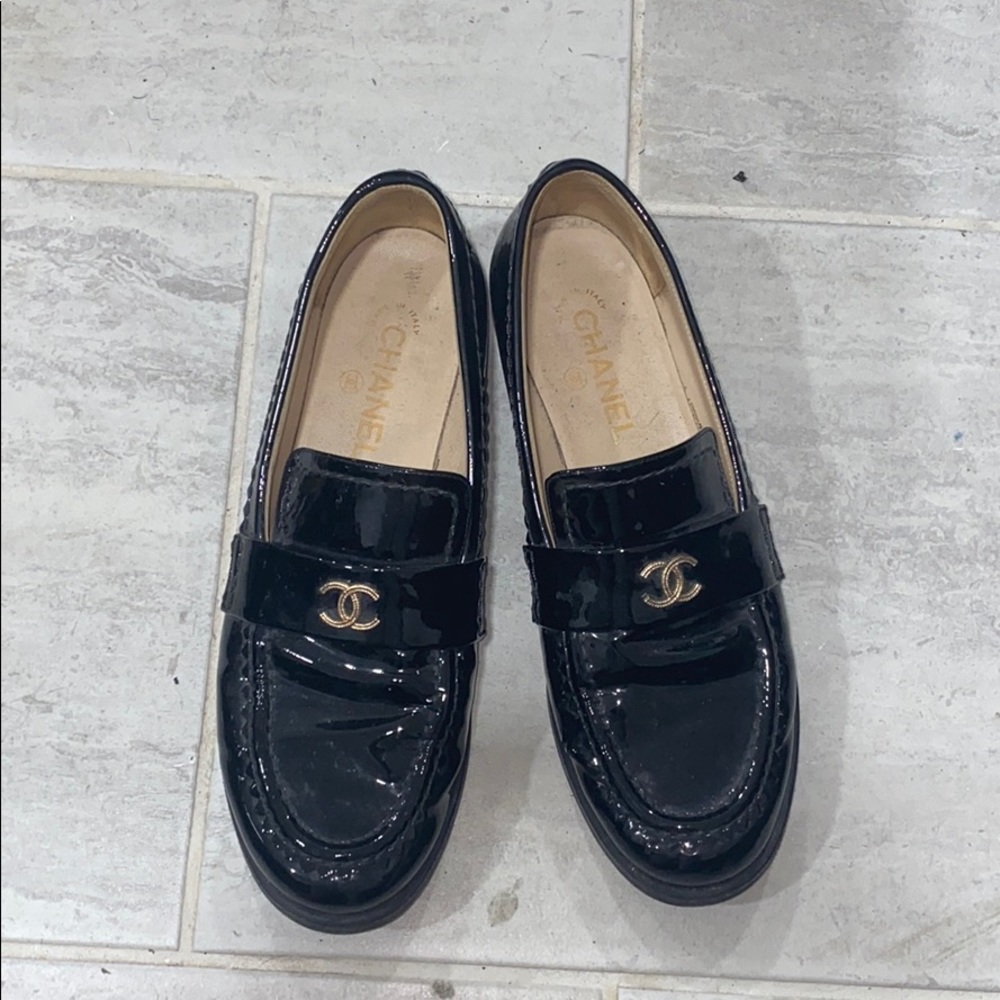 CHANEL BLACK PATENT LEATHER ROUND-TOED LOAFER